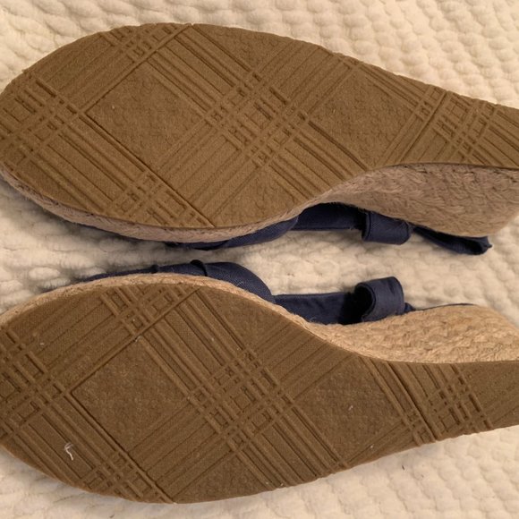 HEAVENLY COMFORT NAVY WEDGE SANDALS  SIZE 10M - Picture 2 of 3